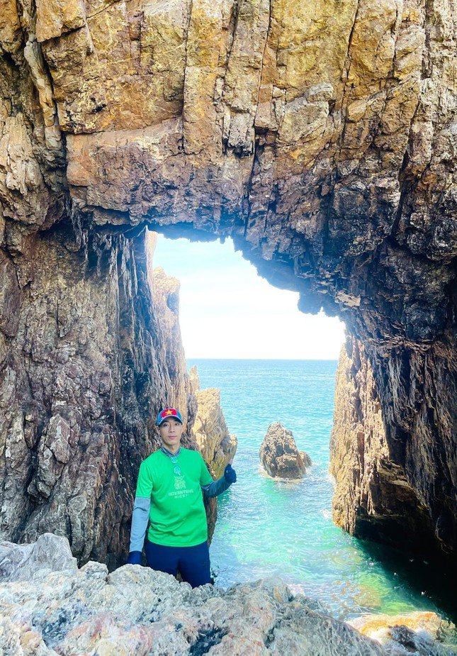 Trong lòng Mũi Vi Rồng là hang động hở hai đầu, dẫn lối ra biển. Bên trong có rất nhiều các mỏm đá với những hình thù, kích thước khác nhau. Bao quanh ghềnh đá lớn nhô ra biển là quần thể những bãi đá nhỏ nhấp nhô xung quanh, những con sóng bạc vỗ sóng xô vào vách đá và tung bọt trắng xóa tựa như một con rồng đang lao mình hùng dũng bay ra biển khơi. Bức tranh thiên nhiên ấy khiến cho nhiều người phải ao ước được khám phá một lần. Ảnh: Huỳnh Nguyễn Thành.