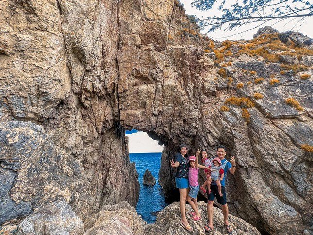 Ngồi trên những tảng đá của Mũi Vi Rồng, đưa mắt nhìn ra xa, du khách sẽ nhìn thấy những rặng đá nhấp nhô trùng trùng điệp điệp, màu xanh ngắt của biển trời, những bãi cát trải dài, những hàng dừa vi vu trong gió biển, xa xa là những con thuyền đánh cá… Đến đây, lắng nghe âm thanh của sóng biển, hòa mình vào thiên nhiên, hít hà không khí trong lành, ngắm cảnh đẹp nên thơ chắc hẳn là trải nghiệm đáng nhớ khi du lịch Mũi Rồng, Quy Nhơn. Ảnh: Thanh Pham Tuan.