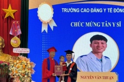 Bạn trẻ - Cuộc sống - Nam sinh ngành Y ôm con lên sân khấu nhận bằng tốt nghiệp loại giỏi