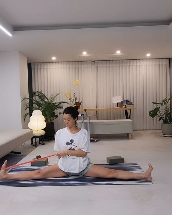 Bí quyết giữ gìn vóc dáng không tuổi của Ji Ho là tập yoga. Cô thực hiện được nhiều động tác khó.