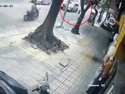 Ô tô - Clip: Ô tô đang chạy thì rơi bánh lăn vào nhà dân