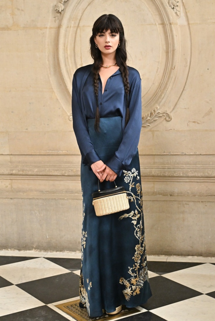 Deva là một trong những khách mời VIP ở show Dior tại Tuần thời trang cao cấp Paris cuối tháng 6. Cô toát lên vẻ đẹp mềm mại với áo lụa bỏ cúc phối chân váy đồng điệu in họa tiết thiên nhiên của nhà mốt Pháp.