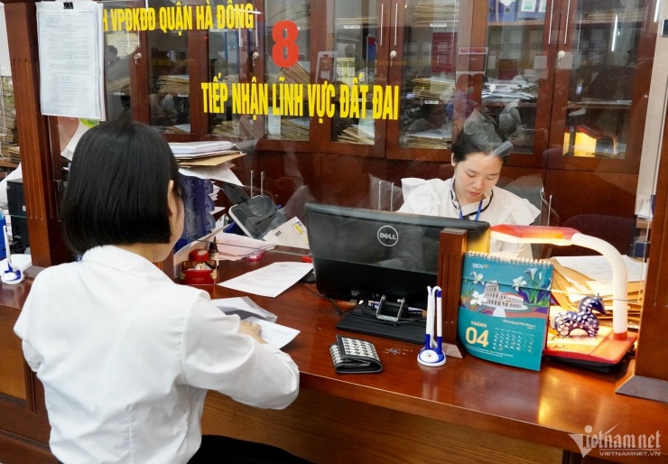 Người dân thực hiện đăng ký biến động đất đai tại Văn phòng đăng ký đất đai quận Hà Đông (Hà Nội). Ảnh: Hồng Khanh