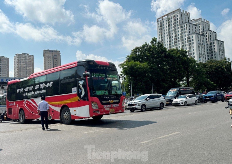 Điều chỉnh hướng lưu thông xe khách bến Giáp Bát, ùn ứ giao thông giờ cao điểm trên đường Giải Phóng