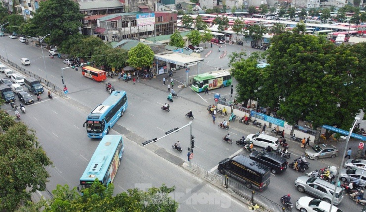 Điều chỉnh hướng lưu thông xe khách bến Giáp Bát, ùn ứ giao thông giờ cao điểm trên đường Giải Phóng