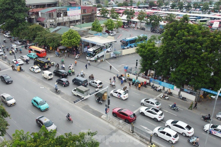 Điều chỉnh hướng lưu thông xe khách bến Giáp Bát, ùn ứ giao thông giờ cao điểm trên đường Giải Phóng