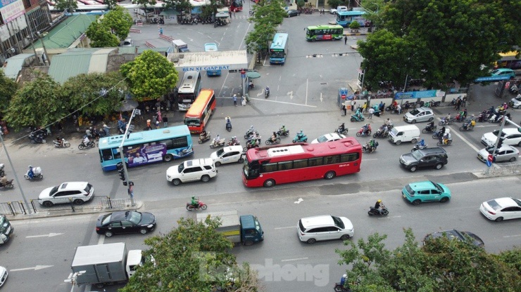 Điều chỉnh hướng lưu thông xe khách bến Giáp Bát, ùn ứ giao thông giờ cao điểm trên đường Giải Phóng