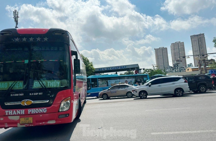 Điều chỉnh hướng lưu thông xe khách bến Giáp Bát, ùn ứ giao thông giờ cao điểm trên đường Giải Phóng