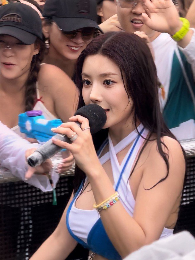 Nữ thần Water Bomb tái xuất gây bão, "đốt mắt" với vòng 1 căng đầy tại lễ hội nhạc nước - 5
