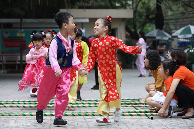 Tỷ số giới tính khi sinh mất cân bằng: Bộ Y tế đề xuất luật hóa cấm lựa chọn giới tính thai nhi