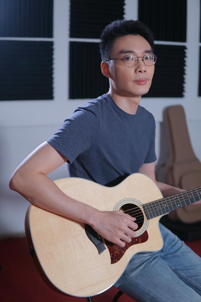 Nghệ sĩ guitar Minh Mon. Ảnh: FBNV.