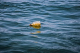 Sức khỏe đời sống - 5 ngư dân Sri Lanka tử vong sau khi uống chai nước được tìm thấy trên biển