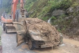 Tin tức trong ngày - Hà Giang: Sạt lở đất vùi lấp hai người và một xe ô tô đang chạy trên đường