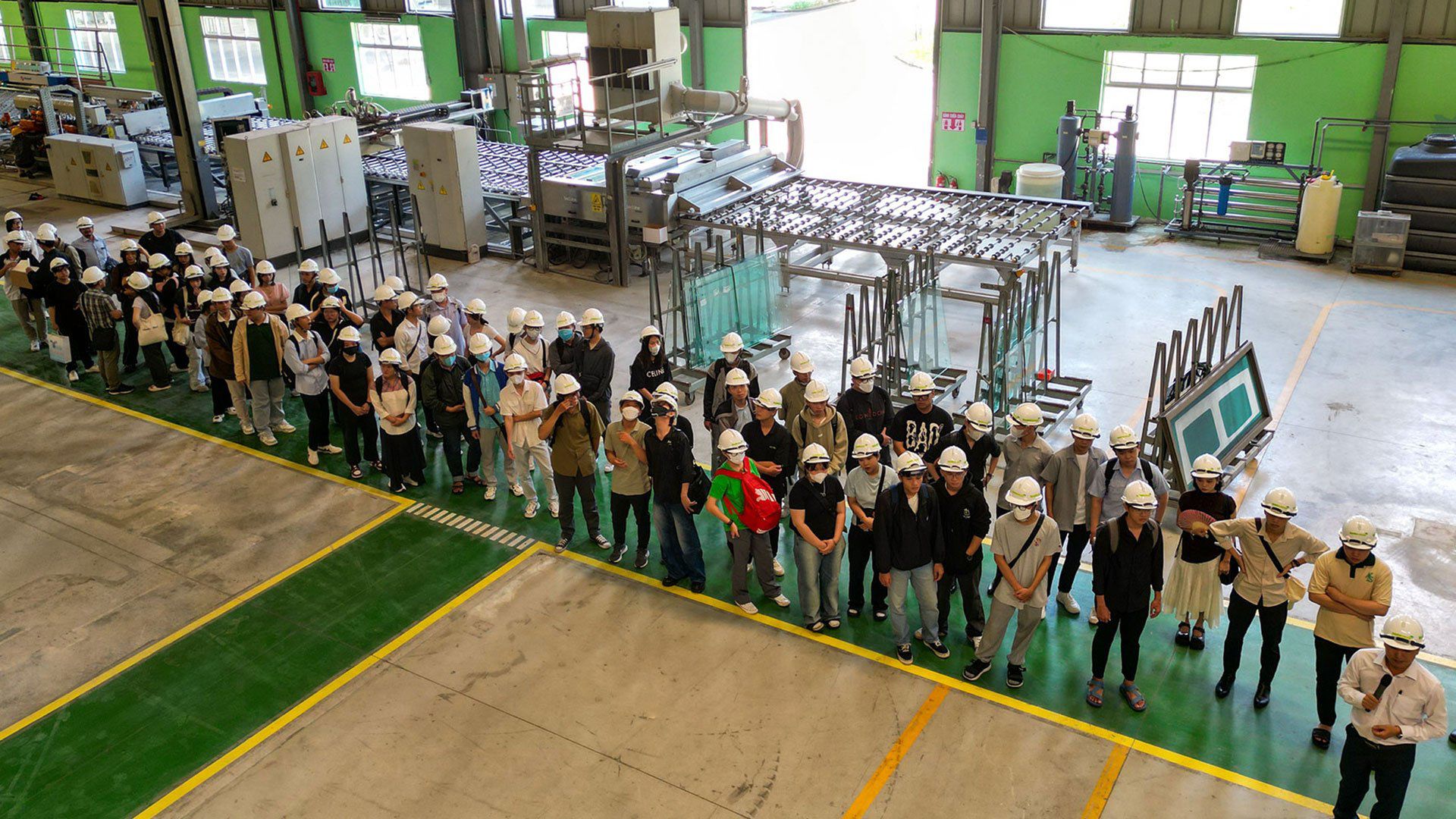 Sinh viên tham quan quy mô và dây chuyền sản xuất nhà máy kính SADO