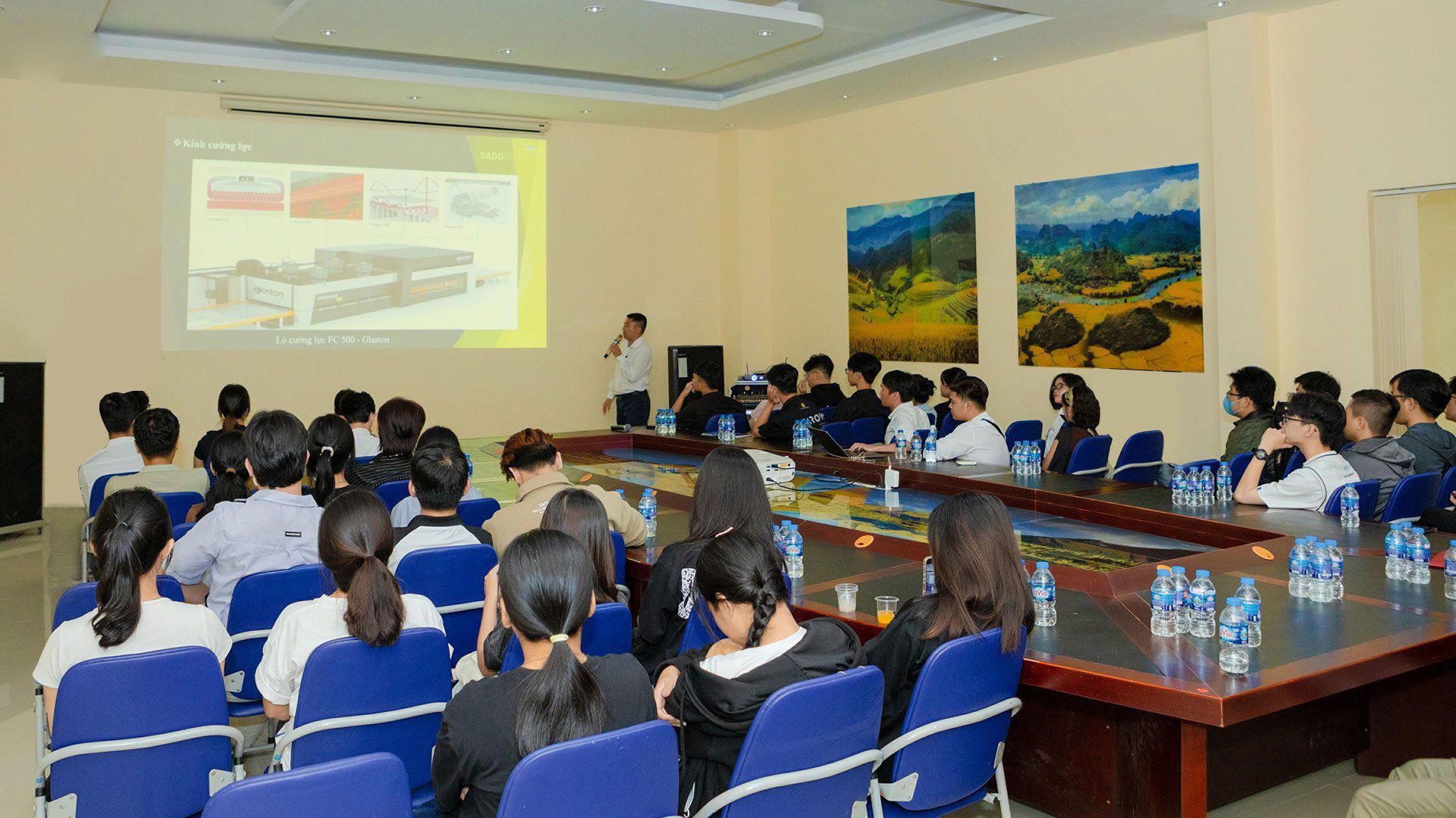 Sinh viên lắng nghe những chia sẻ “Nhôm và Kính – Ngôn ngữ kiến trúc hiện đại”