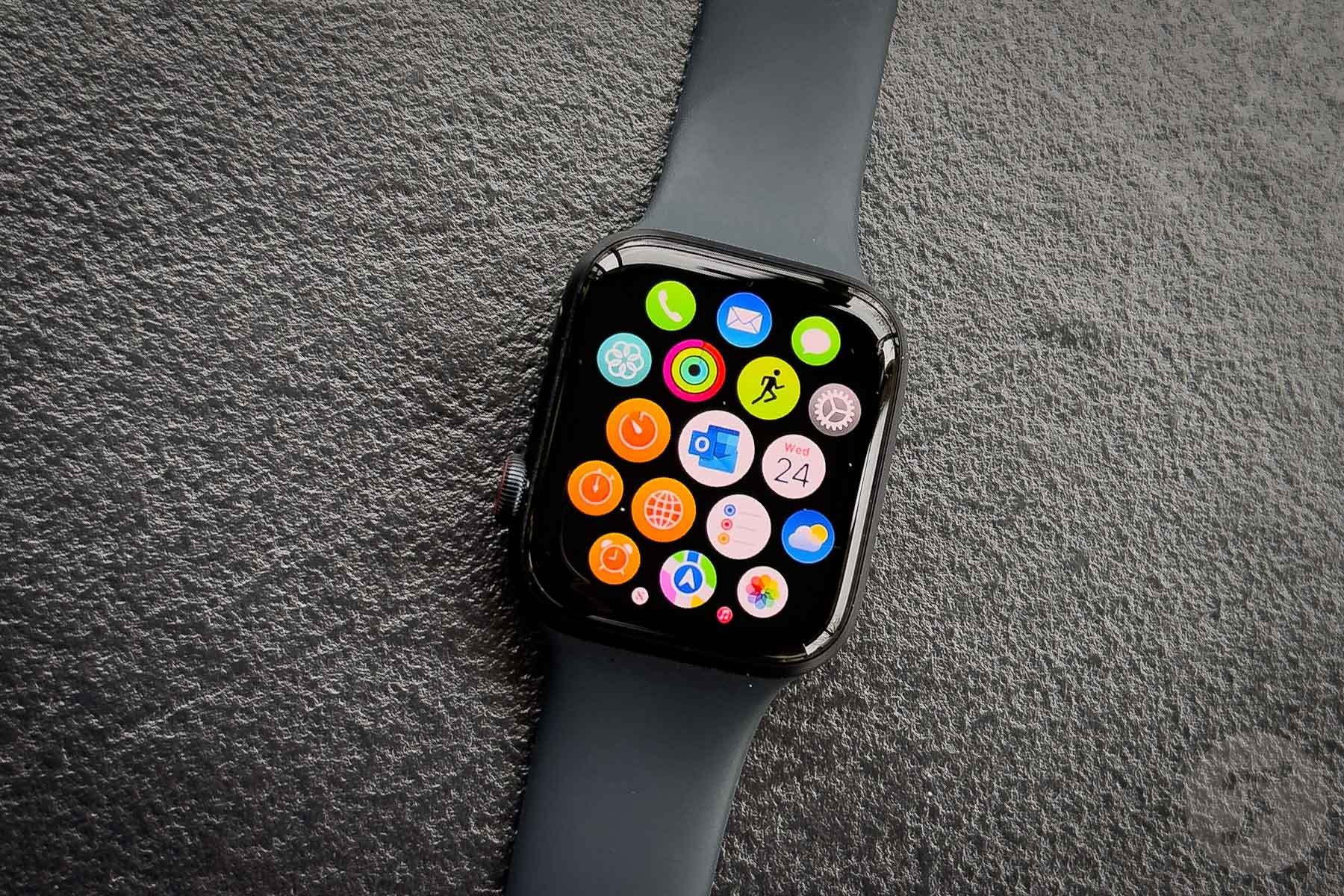 Mẫu Watch SE với vỏ nhôm hiện tại của Apple