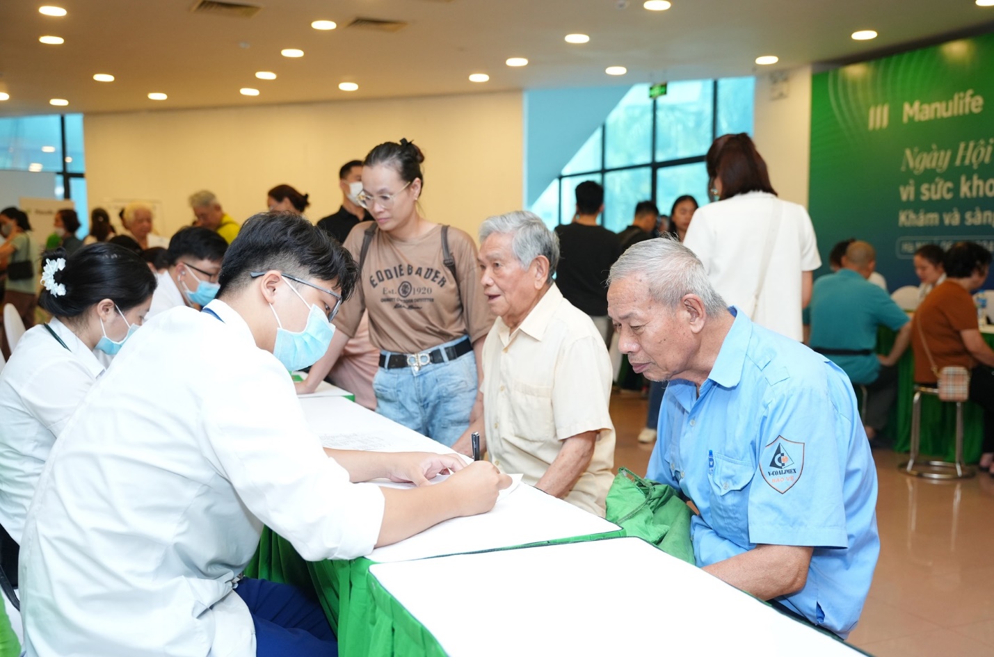 Người dân được tầm soát vi khuẩn HP và khám bệnh miễn phí