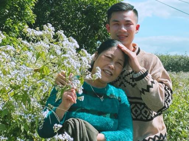 Nửa đời yêu thương con riêng của chồng, mẹ kế khóc nức nở ngày nhận 'quả ngọt'