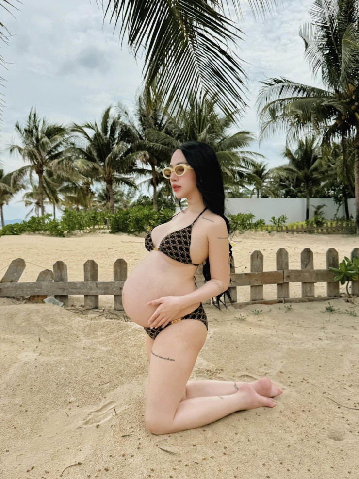 Joyce Phạm (tên thật Phạm Trần Nguyễn Minh Anh) đang có bầu em bé thứ ba hơn 8 tháng. Một lần nghỉ dưỡng mới đây, cô mặc bikini dây mảnh phô diễn đường cong nảy nở trên bãi biển.