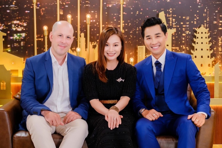 Thu Phương cảm ơn chồng, cùng con gái hát trong minishow