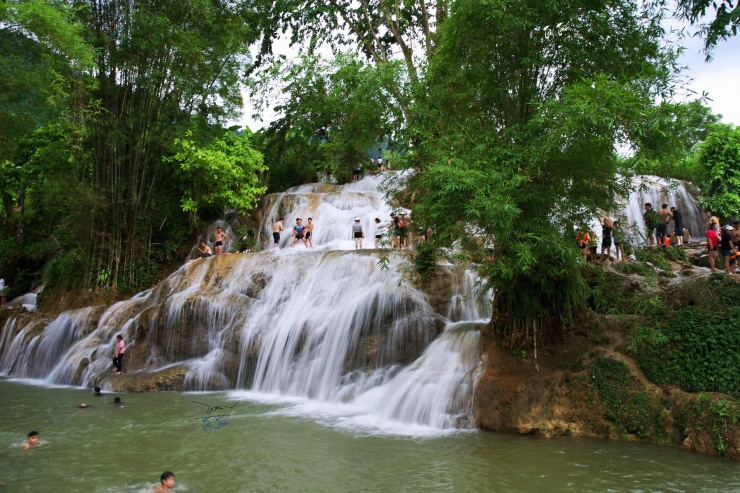 Thác Trăng trở thành điểm đến "chữa lành", thu hút đông đảo du khách từ các tỉnh thành như Hà Nội, Hải Phòng, Thanh Hóa,... tới tham quan, trải nghiệm nhờ khung cảnh xanh mát, nước sạch và trong. Ảnh: Nguyễn Huy Tiến