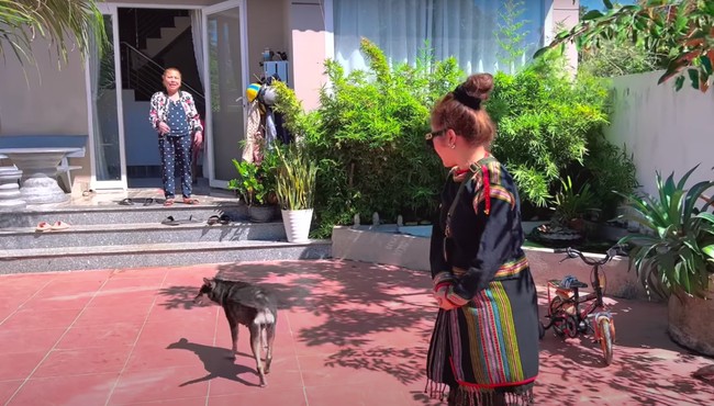 "Họa mi núi rừng" nhiệt tình chào đón danh hài hải ngoại - Ảnh: Cắt từ clip