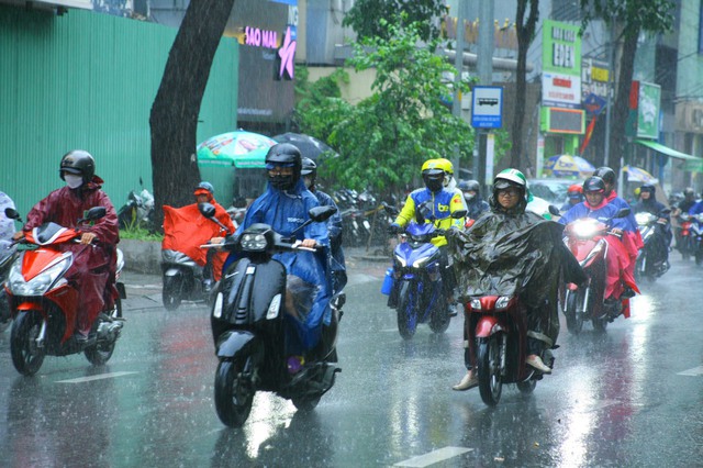 Cảnh báo mưa dông dữ dội ở TP HCM và Nam Bộ, nguy cơ lốc sét và ngập úng