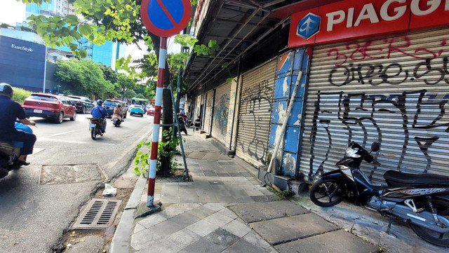 Những cửa hàng bỏ trống ở đường Điện Biên Phủ