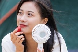 Thời trang Hi-tech - Mối hiểm họa từ những chiếc quạt cầm tay