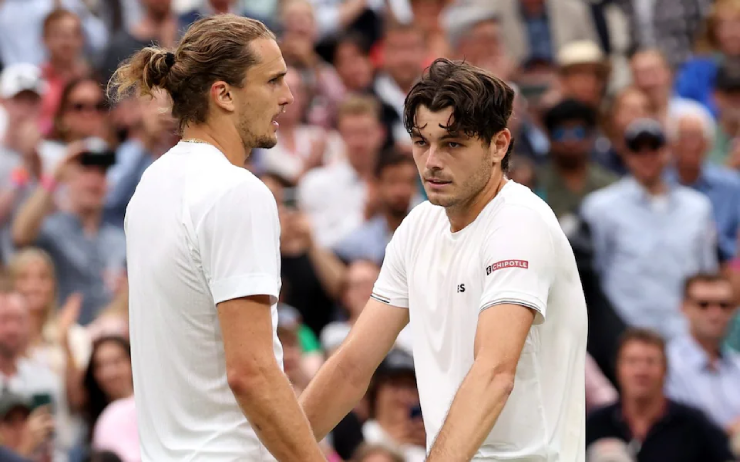 Zverev (trái) phàn nàn với Fritz sau trận, nhưng đó là những ý kiến mà tay vợt Đức nói về những khán giả ồn ào