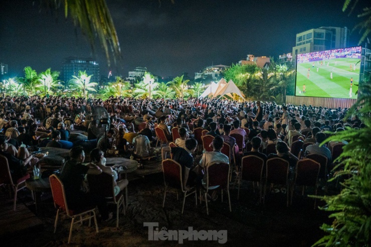 2h sáng 10/7, diễn ra màn thư hùng Tây Ban Nha - Pháp trong trận bán kết đầu tiên tại EURO 2024. Tại Hà Nội, không khí Euro 'nóng' hơn bao giờ hết, các tụ điểm xem bóng đá như hàng bia, quán cà phê có rất đông người hâm mộ.