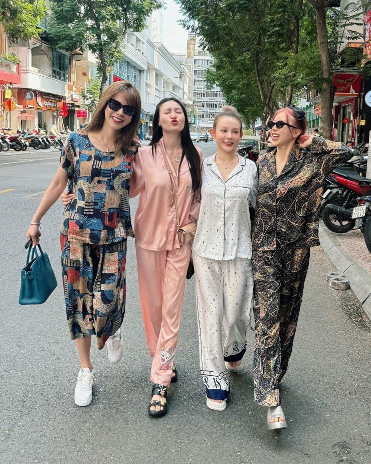 Diệp Lâm Anh cho biết trang phục của cô nhằm mục đích đọ xem 'ai mặc xấu hơn' với hội bạn thân. Nhóm Lunas theo trend rủ nhau diện pyjama đi ăn và nhờ khán giả vote ai mặc đẹp nhất sẽ phải trả tiền.