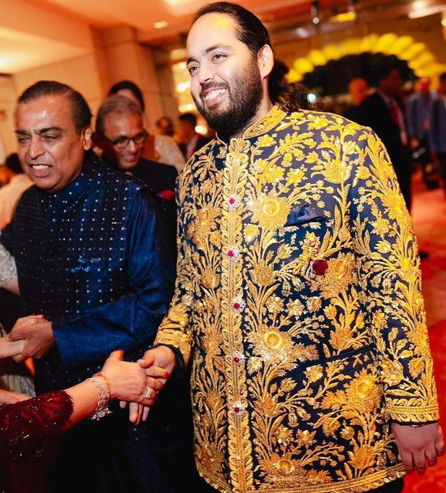 Bộ trang phục bandhgala được thêu bằng chỉ vàng của chú rể Anant Ambani.