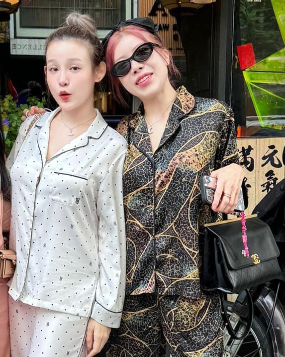 Huyền Baby mặc bộ đồ ngủ của Victoria's Secret. Trang Pháp diện pyjama nhưng không quên túi Chanel hơn 100 triệu đồng. Mốt chụp hình đọ xem ai mặc xấu nhất đang được giới trẻ yêu thích trên TikTok.