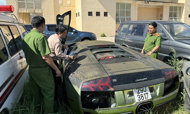 Quảng Bình Tiêu Hủy 2 Siêu Xe Lamborghini và Mercedes Trong Vụ Vận Chuyển Hàng Hóa Nhập Lậu