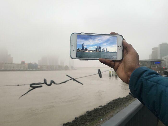 Tham quan Rotterdam, Hà Lan vào một
ngày đầy sương mù.