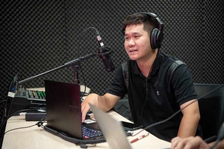 "Euro năm nay  vô cùng đặc biệt khi được tổ chức tại Đức - một quốc gia nổi tiếng với sự tỉ mỉ và chuyên nghiệp trong khâu tổ chức sẽ thu hút sự quan tâm của hàng triệu người hâm mộ trên toàn thế giới.”, BLV Quốc Việt nhấn mạnh.