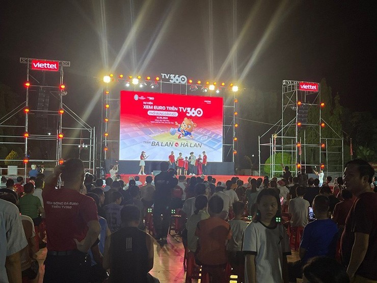 Hình ảnh người hâm mộ tại Hà Tĩnh hào hứng tham gia mini game, chụp ảnh lưu niệm với bình luận viên Quang Tùng và cầu thủ Bùi Tiến Dũng trước trận đấu ở vòng bảng Hà Lan - Ba Lan.