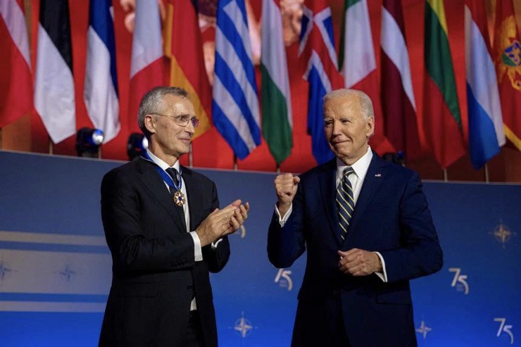 Tổng thống Mỹ Joe Biden (phải) và Tổng thư ký NATO Jens Stoltenberg.