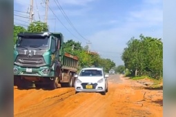 Ô tô - Clip: Đi qua đường gồ ghề, tài xế khiến ô tô &quot;đứng hình&quot;