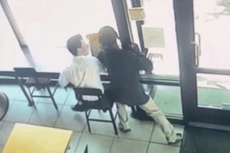 Phi thường - kỳ quặc - Giật điện thoại của thực khách trong quá, tên cướp gặp cái kết bẽ bàng