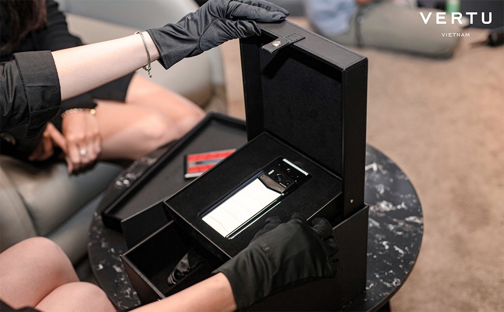 Giới mộ điệu, chính khách, doanh nhân… rất ưa chuộng chọn điện thoại Vertu làm quà tặng đối tác.
