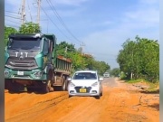 Ô tô - Clip: Đi qua đường gồ ghề, tài xế khiến ô tô "đứng hình"