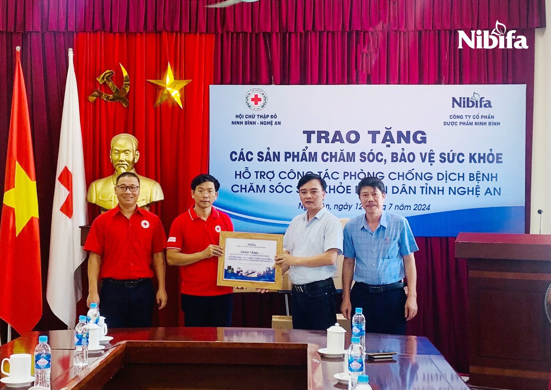 Ông Nguyễn Thanh Sơn – Tổng GĐ Nibifa trao quà cho Hội chữ thập đỏ tỉnh Nghệ An.