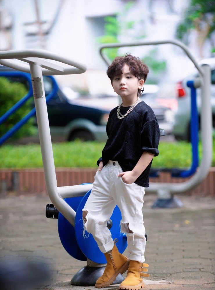 Thái Hoàng gây ấn tượng với gương mặt sáng và mái tóc xoăn mì tôm.&nbsp;