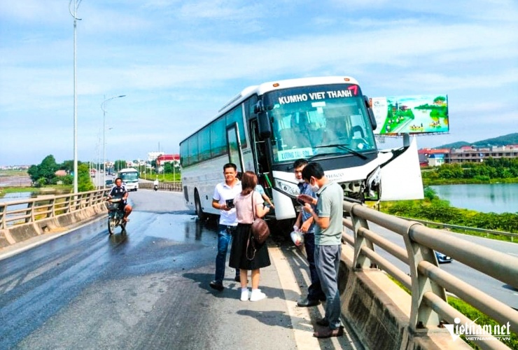 Xe khách mất lái lơ lửng trên thành cầu, hành khách hoảng loạn tháo chạy