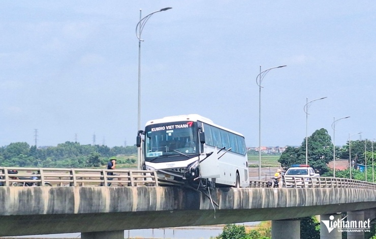 Ô tô 45 chỗ mất lái, lơ lửng trên thành cầu Bình Than