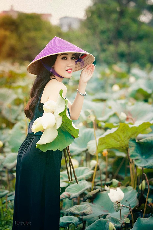 Do đó, để chống lão hóa, BTV Hoài Anh thường sử dụng các loại kem đặc trị để trả lại cho làn da sự mịn màng, căng bóng.