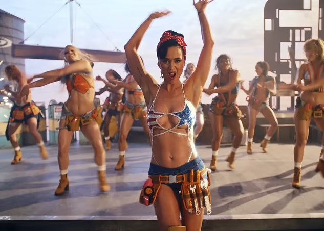 Katy Perry trong MV 'Woman's World'.