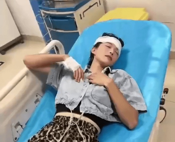 Cô gái dùng đầu bổ dưa nhập viện. Ảnh: Singtaousa